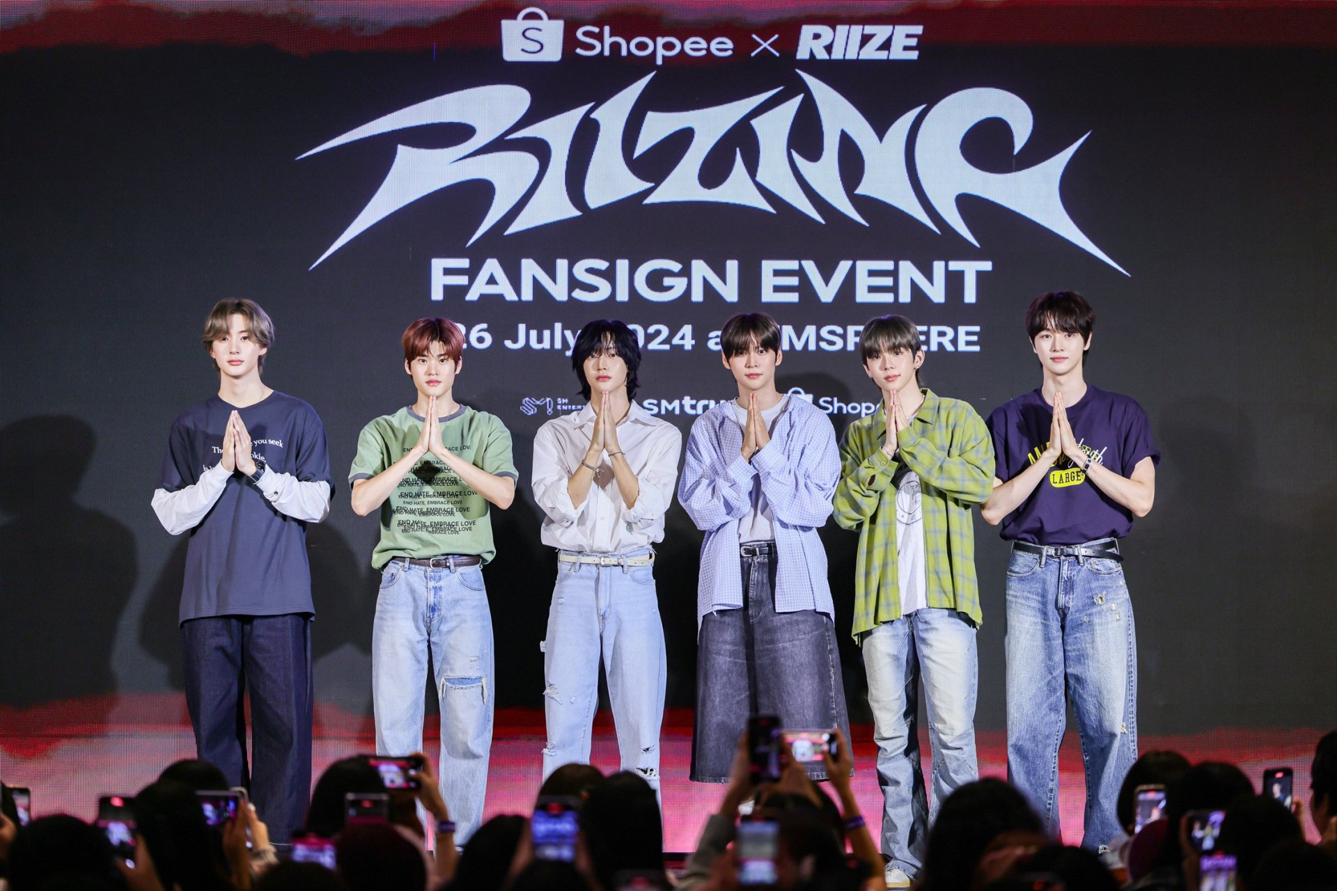 RIIZE (ไรซ์) เซอร์ไพรส์เยือนป๊อปอัปสโตร์ครั้งแรกในเอเชียตะวันออกเฉียงใต้ 'THE 1ST MINI ALBUM <RIIZING> POP-UP STORE in BANGKOK by SM True' พร้อมร่วมกิจกรรมแจกลายเซ็น 'Shopee x RIIZE RIIZING FANSIGN EVENT' ประสบความสำเร็จถล่มทลาย 